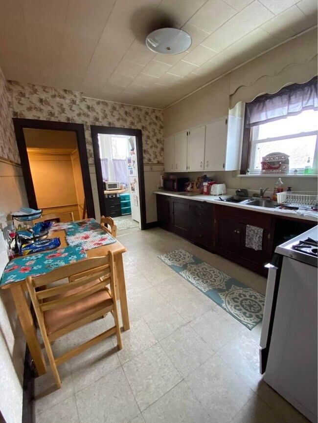 eat-in kitchen - 1130 Washington St