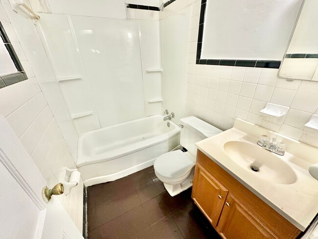 Building Photo - 1374 Amelia Ave