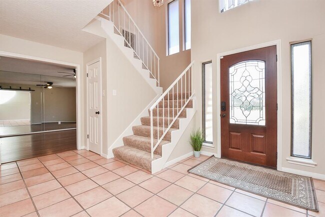 Building Photo - 7731 Club Lake Dr