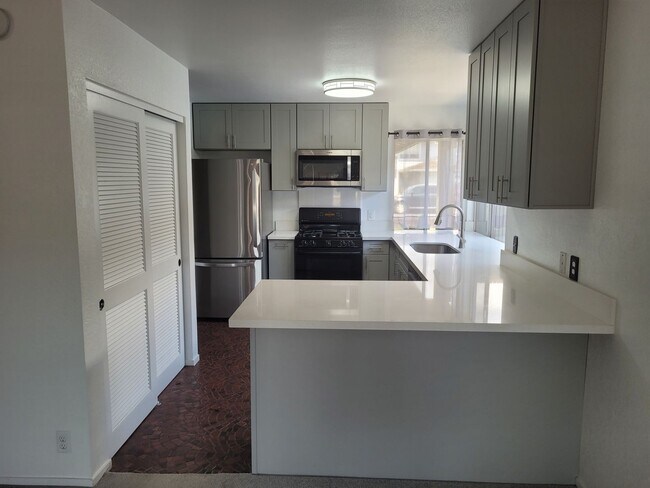 Foto del edificio - Quiet w/Beautiful Ocean Views 3bd, 2.5bath, SF w/2 car garage 1655sqft unit . $4200
