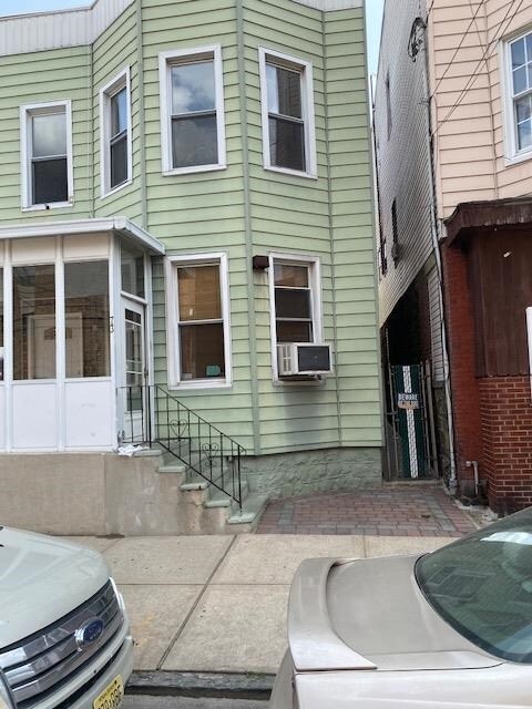Primary Photo - 73 68th St