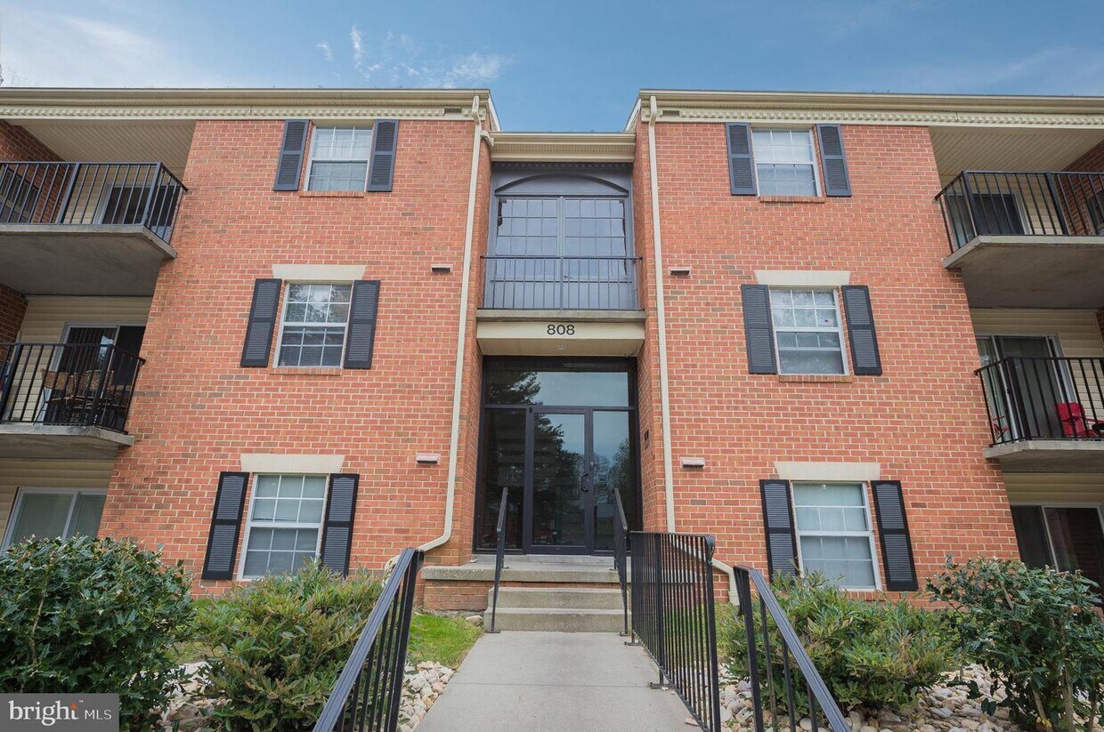 Foto principal - 808 College Ln