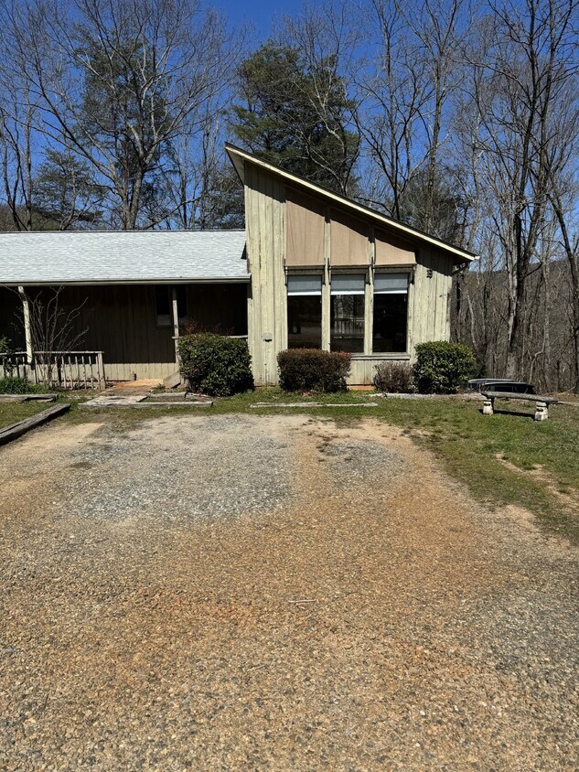 Primary Photo - Charming 2 Bed Rental with Scenic Views in...