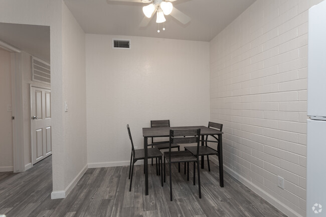 2HAB, 2BA - 900 ft² - University Gardens Apartments