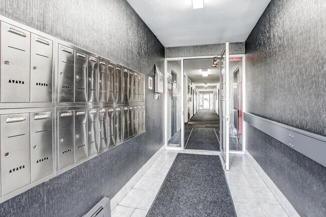 Vestibule d'entrée principale - Accès sécurisé - Perry Manor Residences