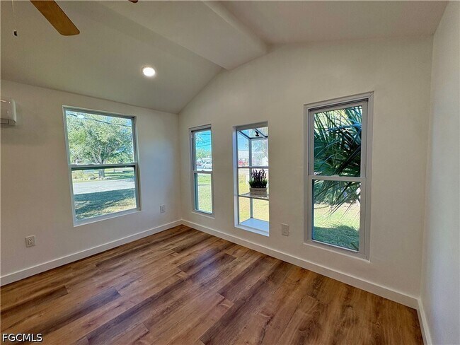 Foto del edificio - 5675 Pine Island Rd