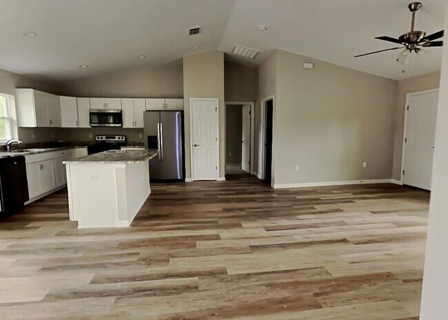 Building Photo - 21902 SW Rainbow Lakes Blvd