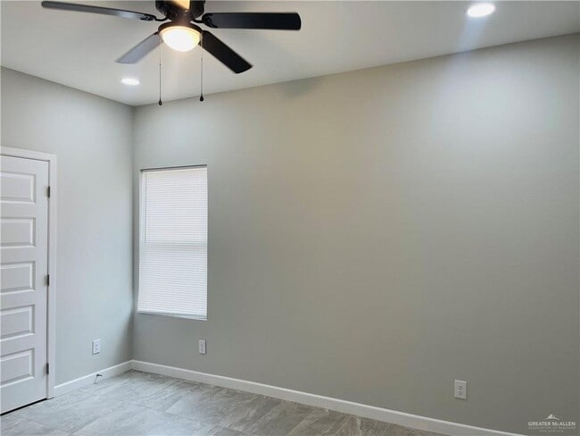 Building Photo - 10 Sugar Gdn Dr