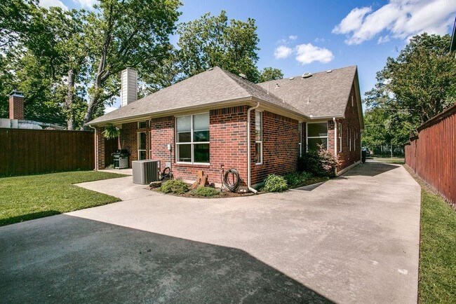Building Photo - 5211 Maple Springs Blvd