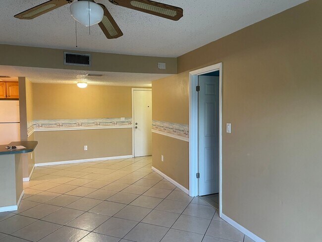 Building Photo - Adorable Condo!