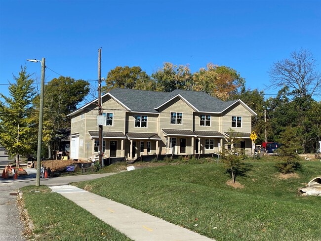 Building Photo - 2 br, 2.5 bath Townhome - 613 E 12th St 61...