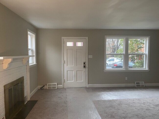 Building Photo - 302 Maple Rd