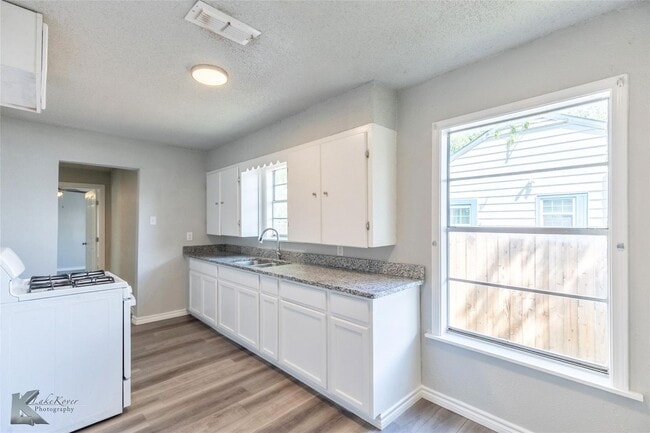 Building Photo - 850 Sunset Dr