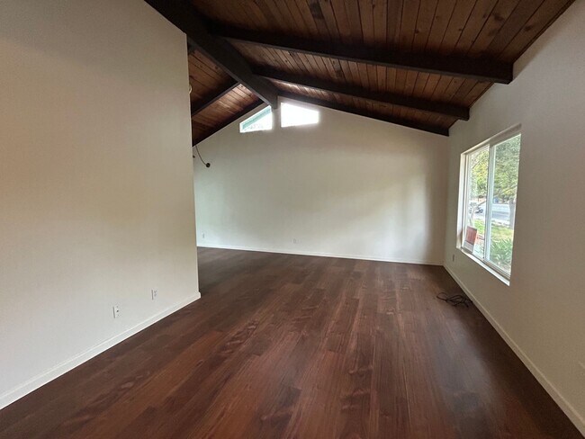 Foto del edificio - Charming 2 Bedroom Home with Creekside Set...