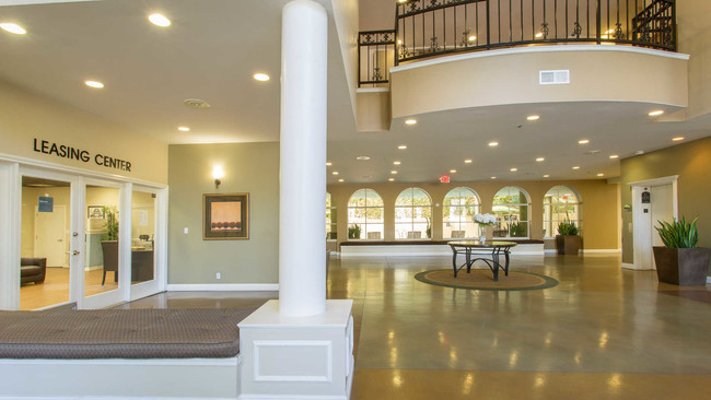 Lobby and Leasing Center - Versailles