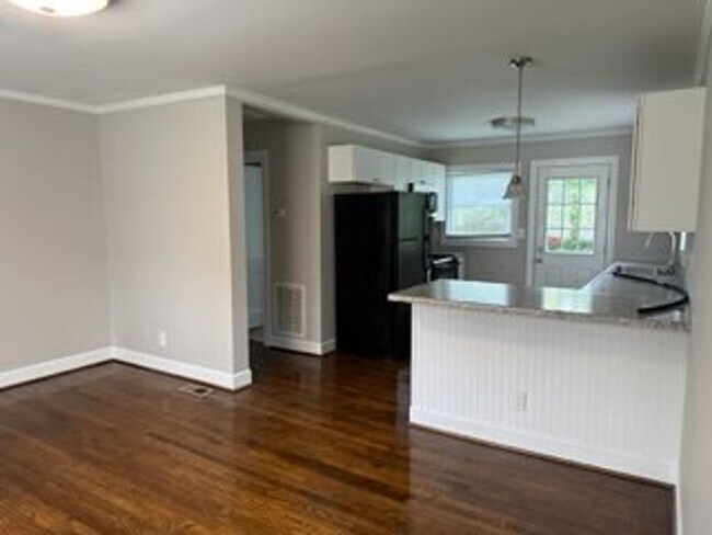 Building Photo - 148 S Smallwood Pl