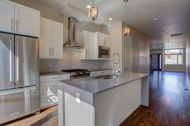Building Photo - High Street Townhomes - Beautiful 3 Bedroo...