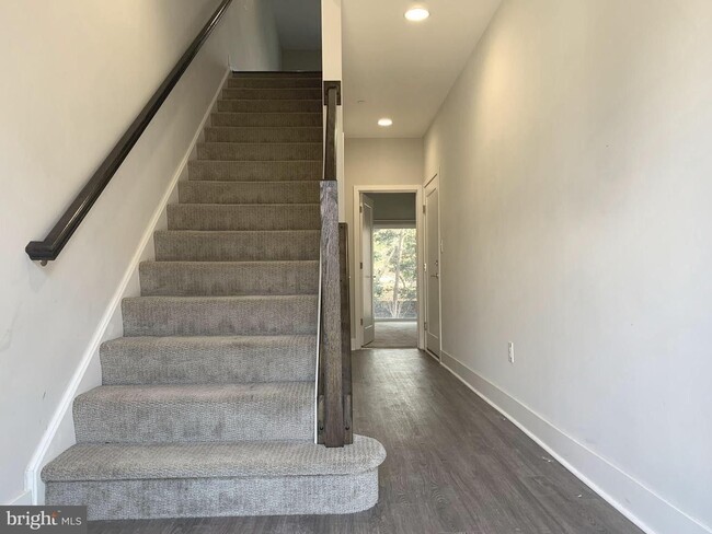 Building Photo - Beautiful end of group 4bd 3.5bth townhous...