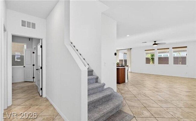 Foto del edificio - Gorgeous , 5 bedroom /3 Bath  with huge backyard finished with pavers! Great location!