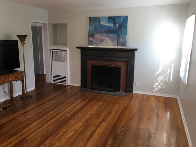 Large living room, wood burning fireplace, Oak floors - 3958 Keeshen Dr