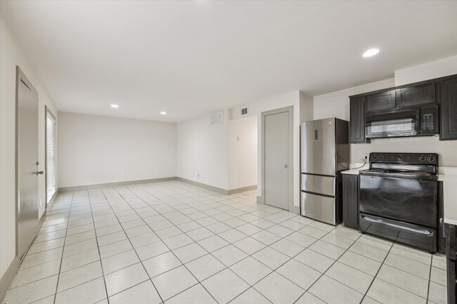 Building Photo - 4300 Rosslyn Rd