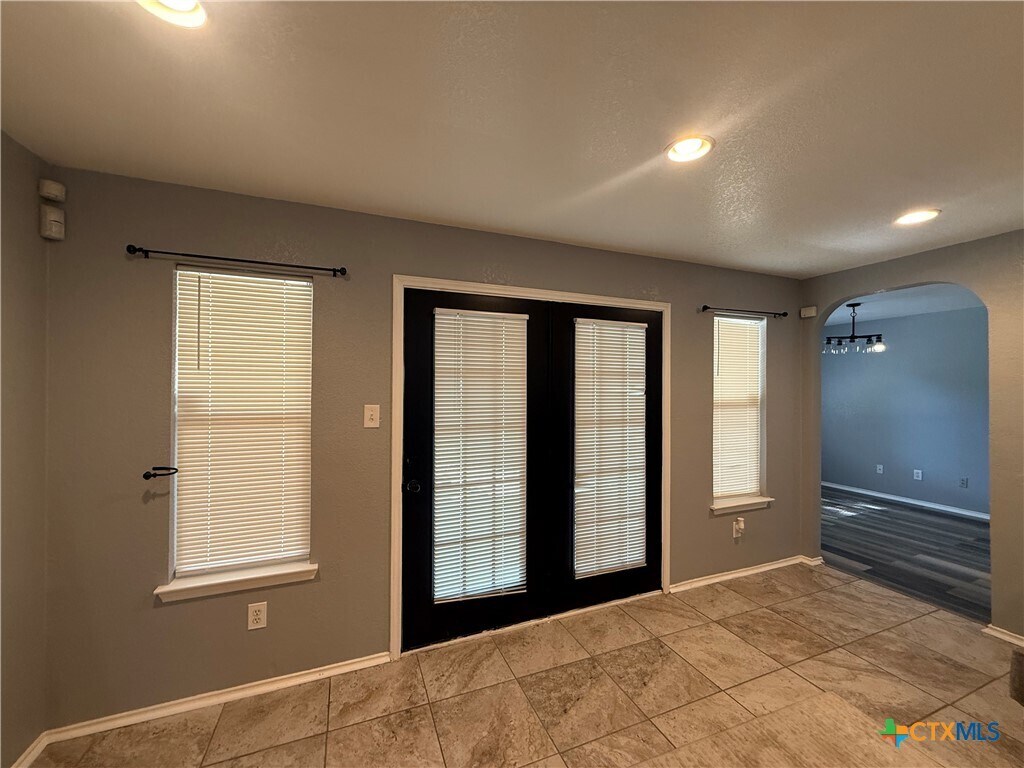 Building Photo - 1402 Saddle Dr
