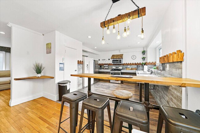 Foto del edificio - 37 Roosevelt Ave