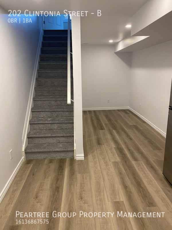 Building Photo - Charming Clintonia - Basement Studio in Stittsville!