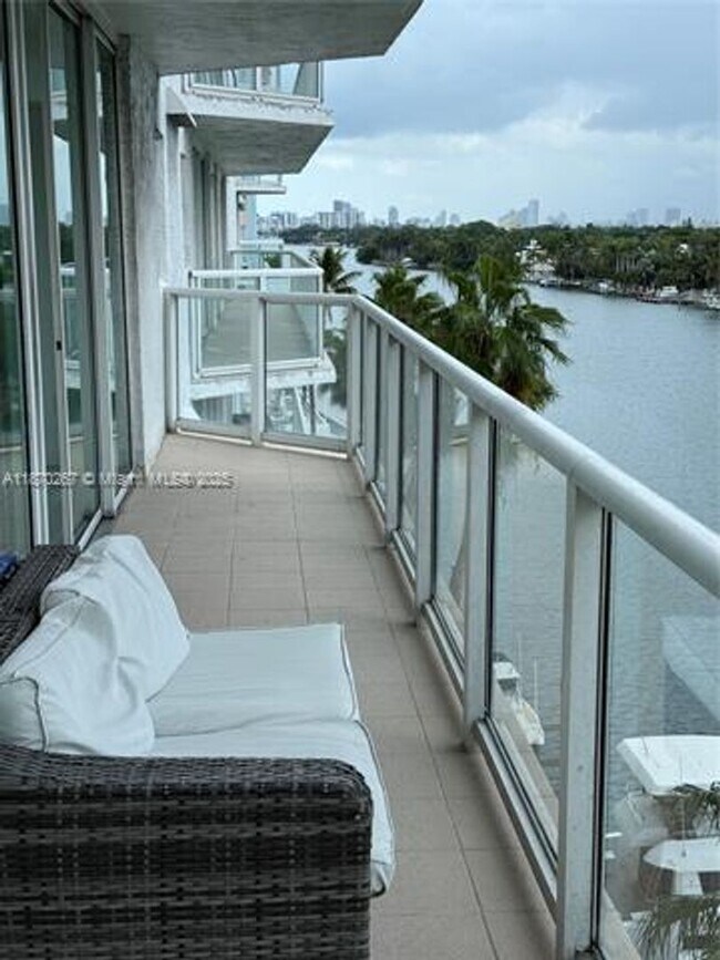 Foto del edificio - 5900 Collins Ave