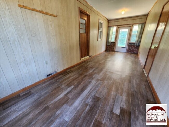 Foto del edificio - Charming brick rancher offers a perfect bl...