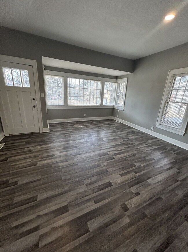 Building Photo - 1919 S Broadway St