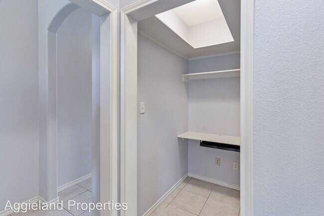 Foto del edificio - 3 br, 2.5 bath House - 2318 Carisbrooke
