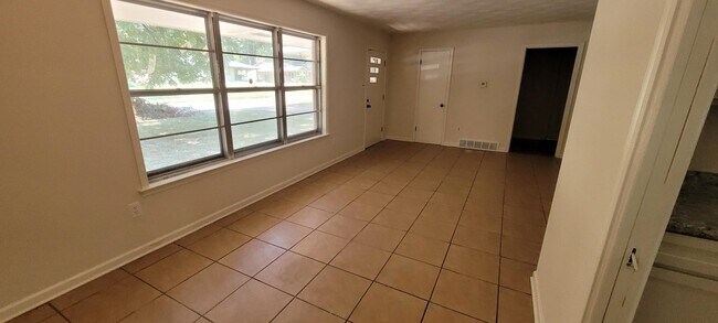 Building Photo - 3164 Beauchamp Dr