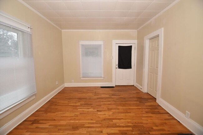 Building Photo - Mishawaka 1/2 story 3 bedroom single-family home with garage