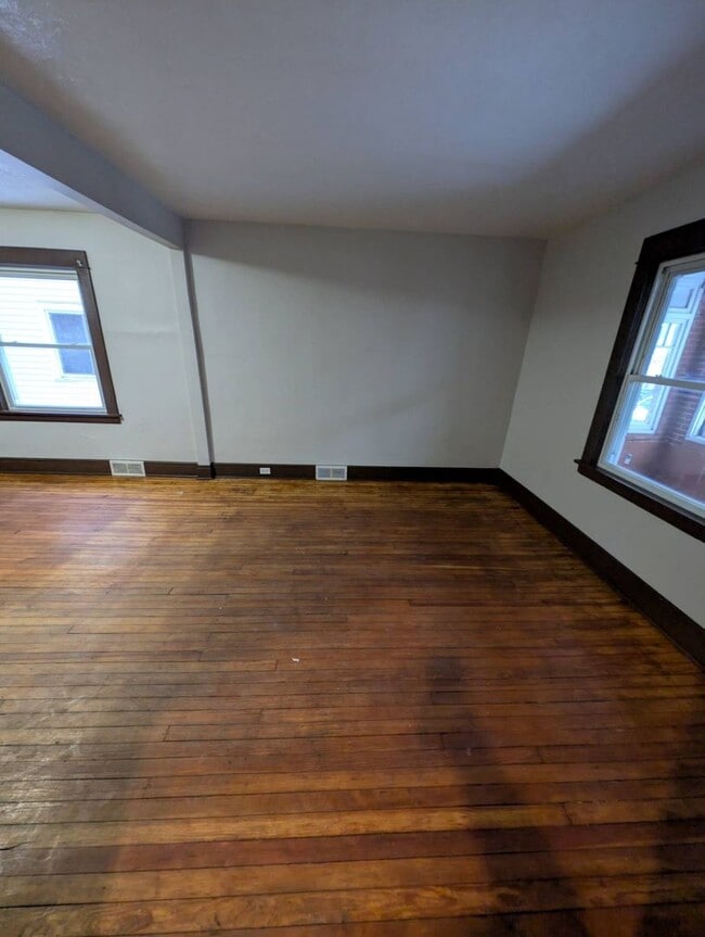 Building Photo - 102 Macamley St