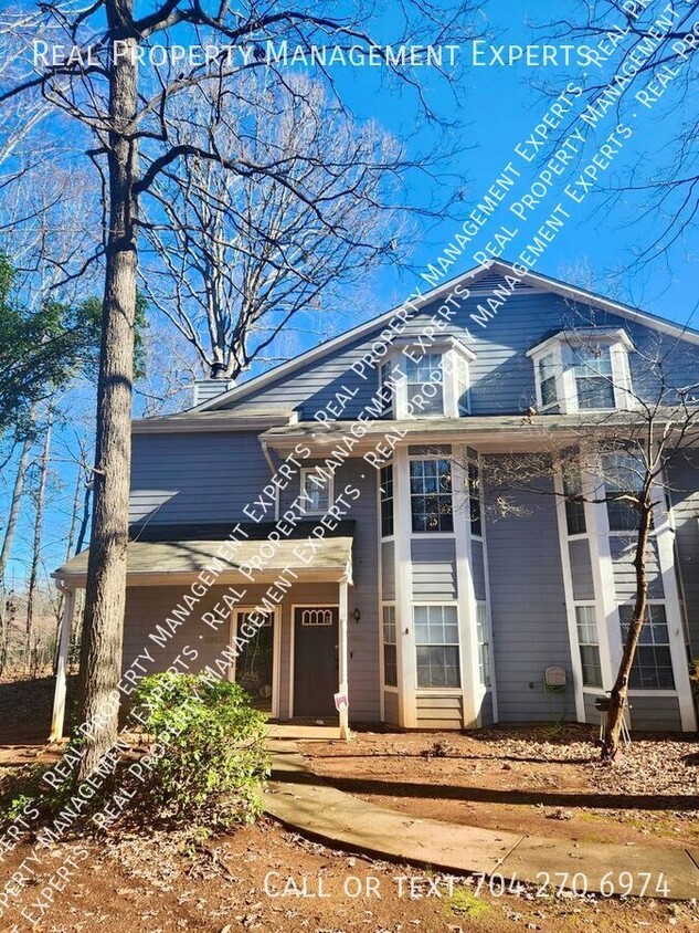 Foto principal - Charming 3BR/2BA Townhouse in Charlotte!