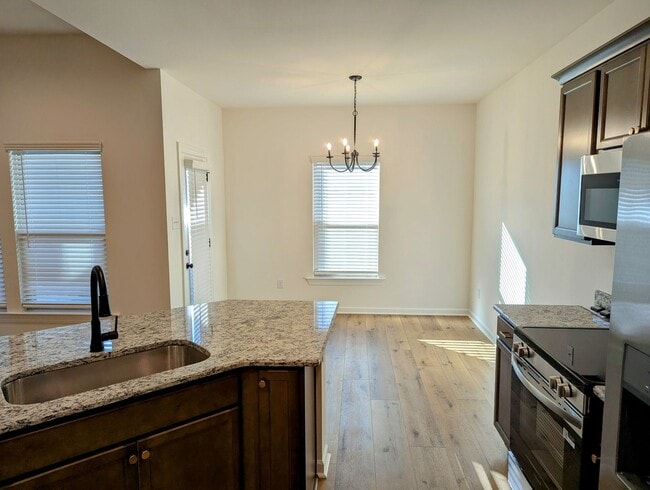 Building Photo - Welcome to Metairie Place!