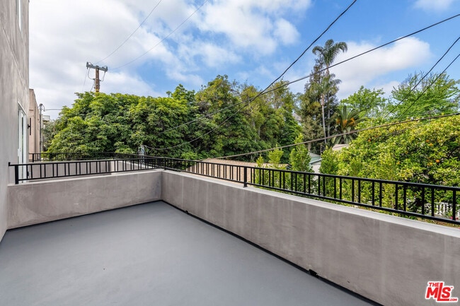 Foto del edificio - 4333 Dixie Canyon Ave