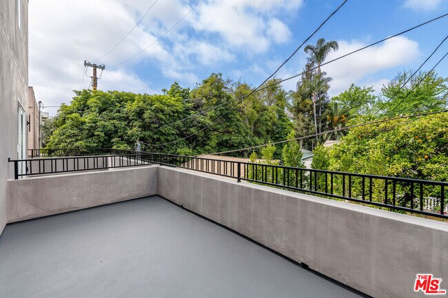 Foto del edificio - 4337 Dixie Canyon Ave