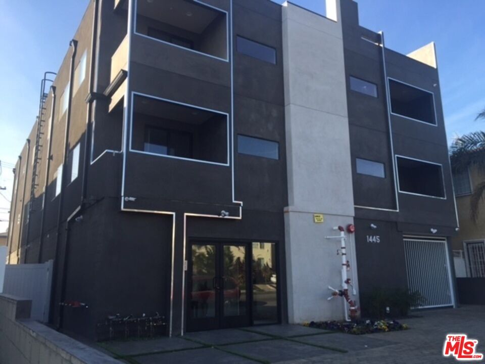 Foto principal - 1445 S Fairfax Ave