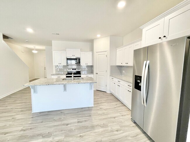 Building Photo - 3 Bedroom Townhome minutes from I-85 - AVA...