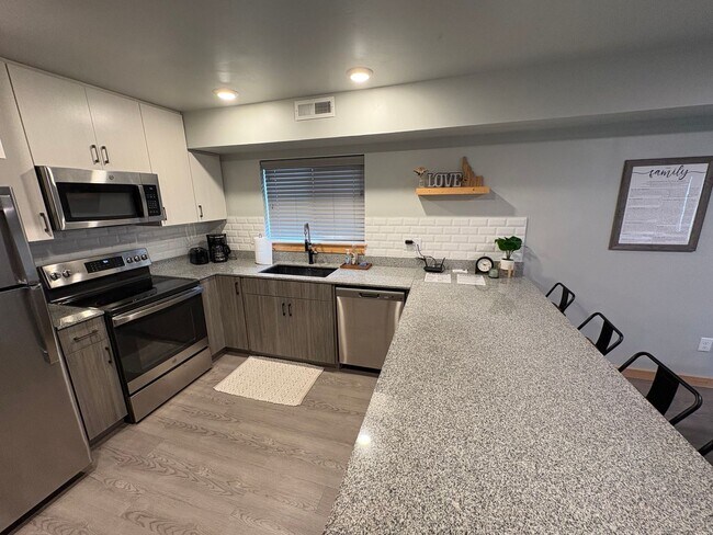 Foto del edificio - Furnished Condo Close to Compus