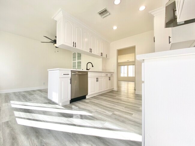 Building Photo - 441 1/2  N Hayworth Ave Los Angeles, CA 90048