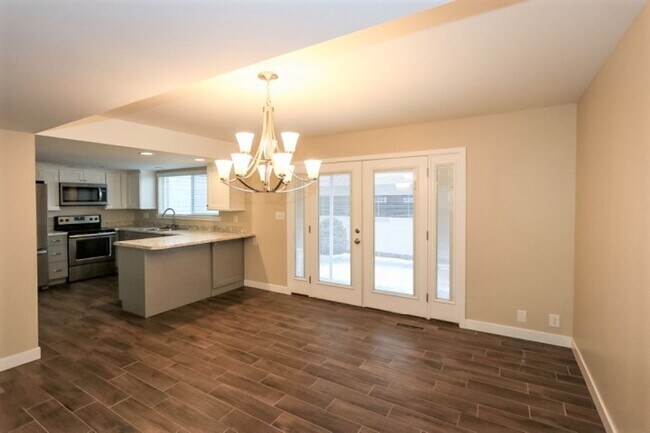 Building Photo - 4 Bedroom Townhome at Three Fountains in M...