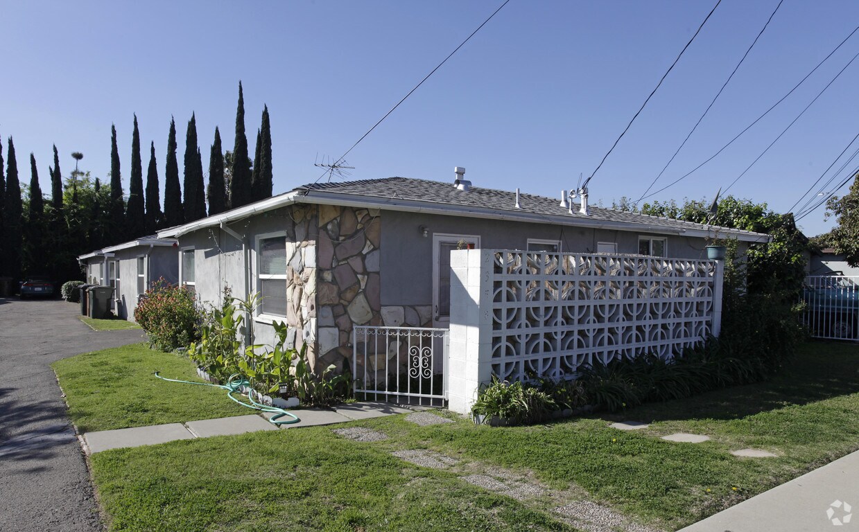 Primary Photo - 2348-2358 W Roberta Ave