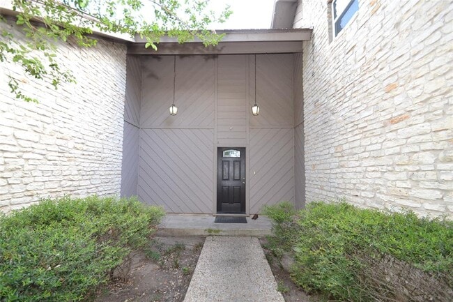 Building Photo - 8833 Tallwood Dr