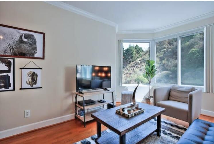 Primary Photo - 240 Lombard St