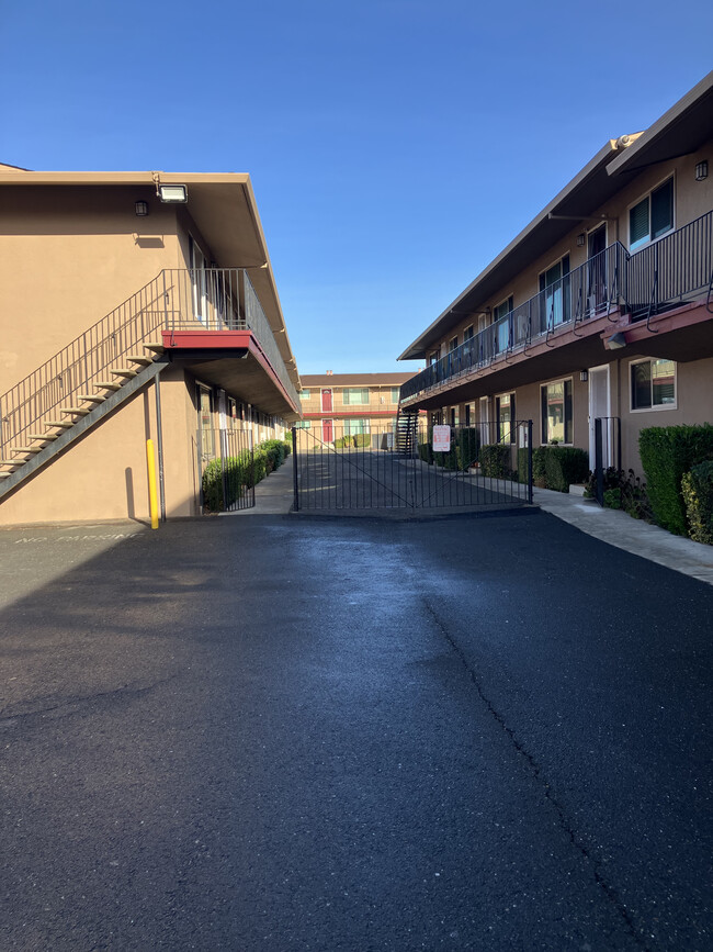 Large Entryway - Argyle Apartments