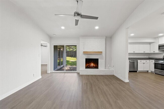 Foto del edificio - 902 Hillside Oaks Dr