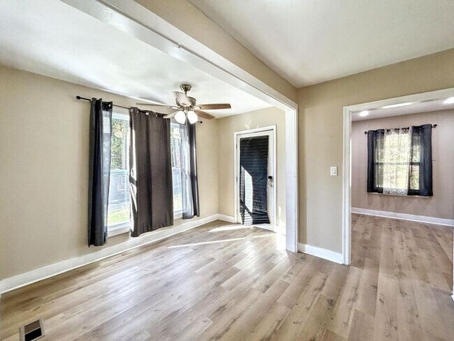 Building Photo - Cozy 3-Bedroom Home with Modern Amenities ...